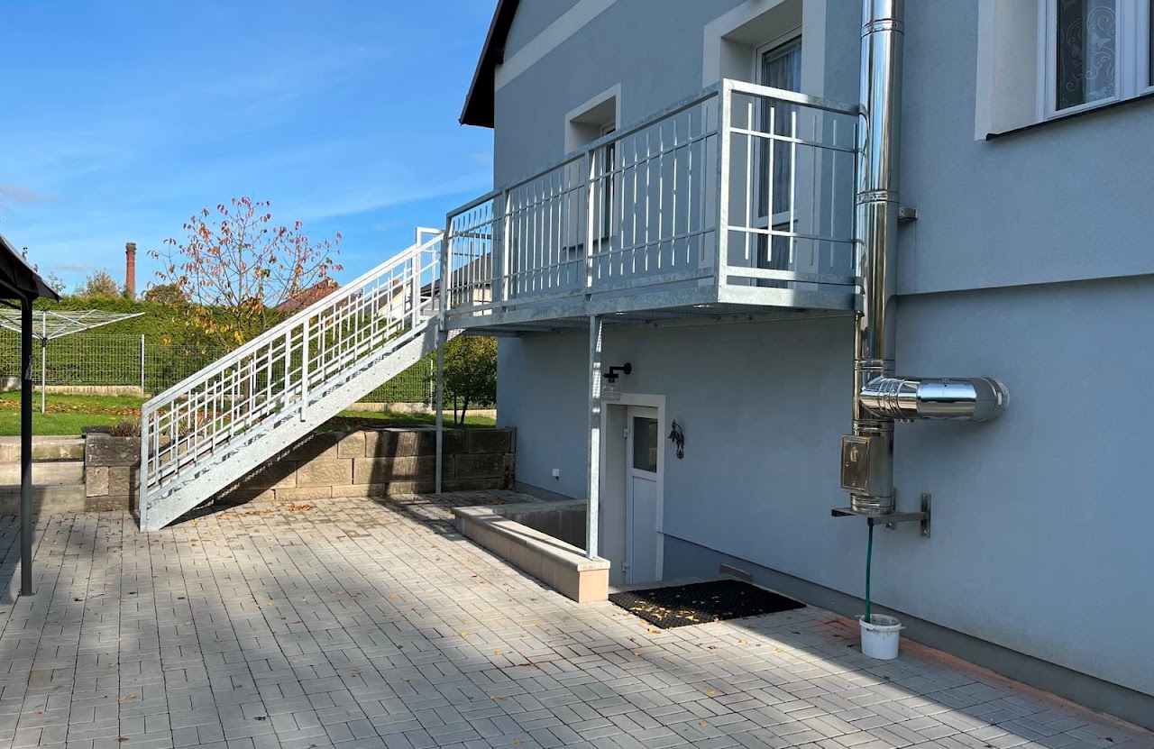 Venkovní pozinkované schodiště a balkon se zábradlím u rodinného domu – KOVOškarpa
