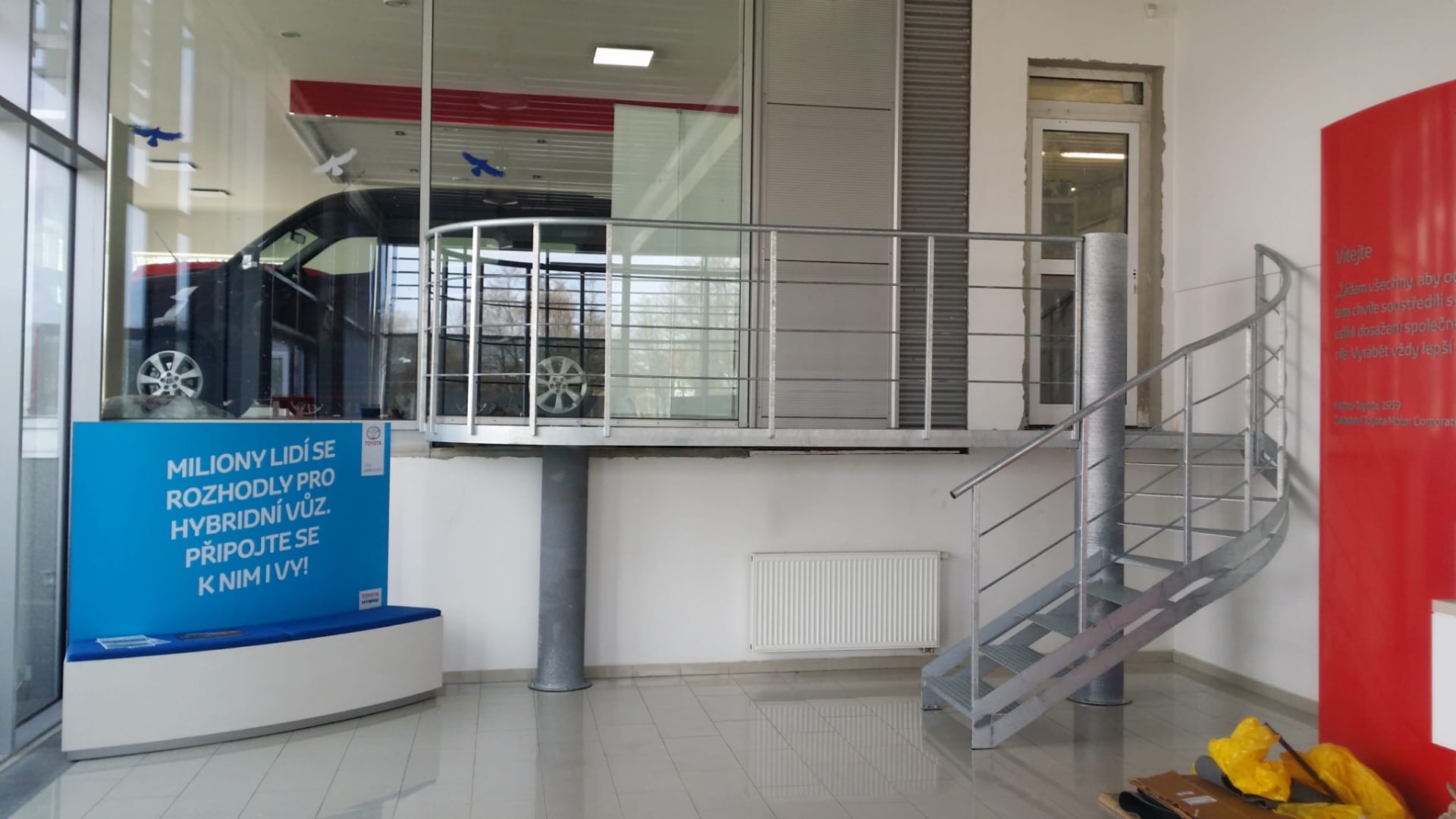 Zábradlí galerie a točité ocelové schodiště v autosalonu – KOVOškarpa