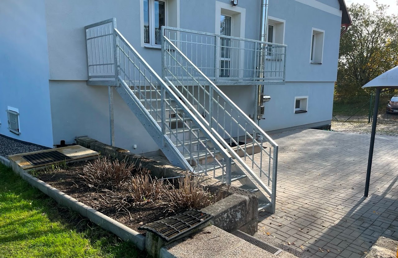 Boční pohled na venkovní ocelové schodiště a zábradlí balkonu – KOVOškarpa