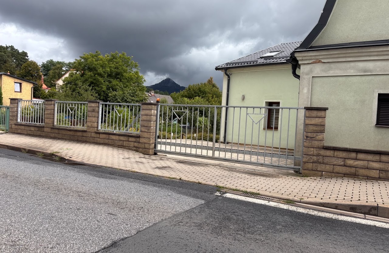 Posuvná kovová brána a plot s podezdívkou u rodinného domu – KOVOškarpa