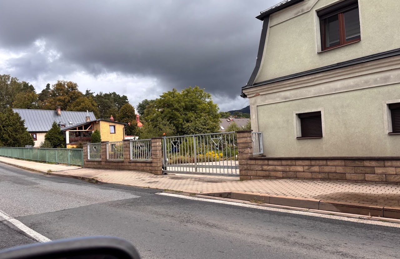 Kovová brána a plotová pole se zděnými sloupky z druhé strany – KOVOškarpa